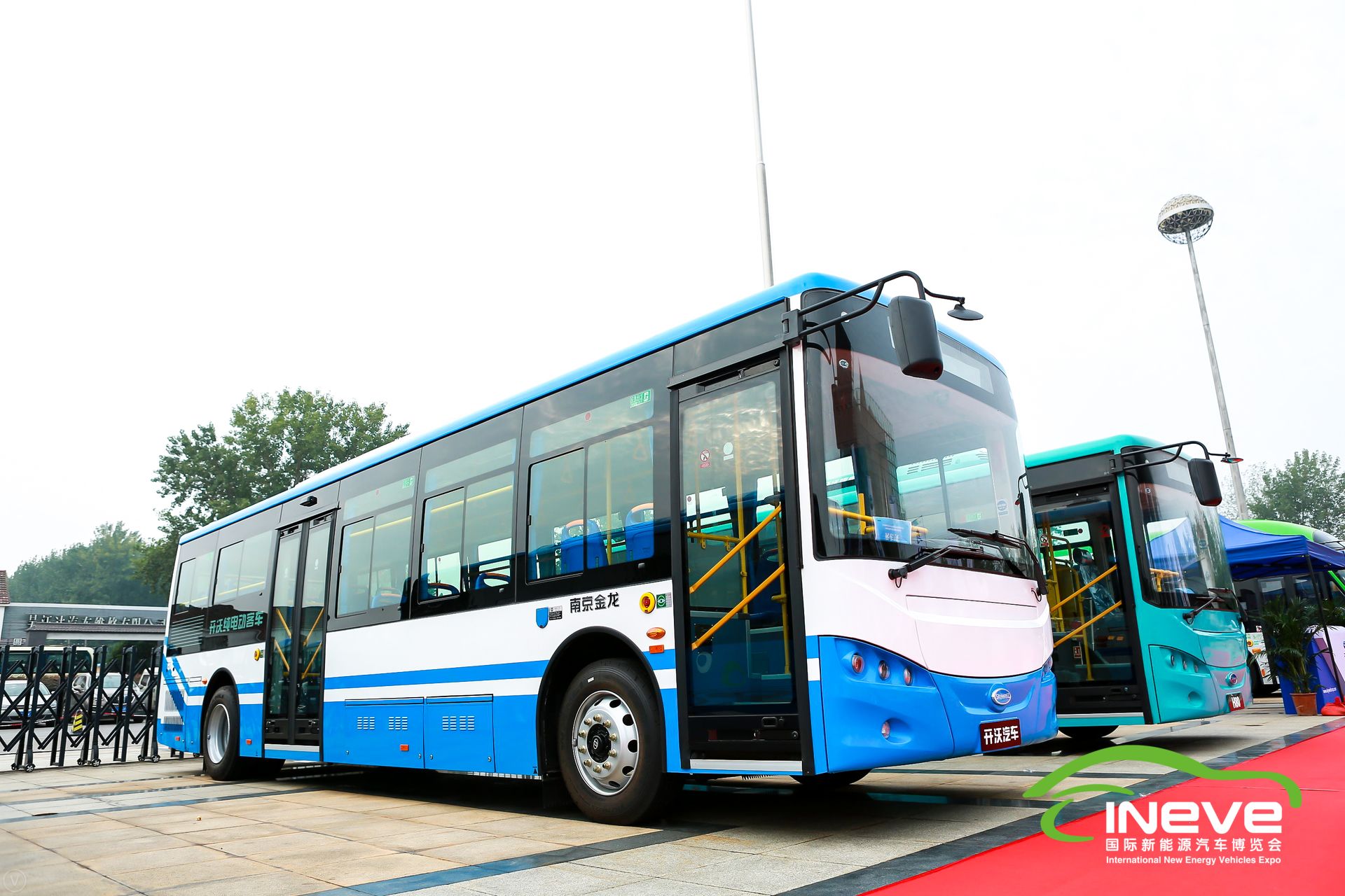 南京金龍亮相2018南京國(guó)際新能源汽車(chē)博覽會(huì)，斬獲殊榮！